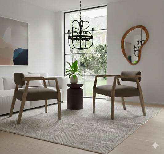 Sfeervolle moderne Japandi woonkamer met twee bruine mangohouten armstoelen, een comfortabele witte bank, organische spiegel en een zwarte kroonluchter voor een luxe interieur - Rimisa