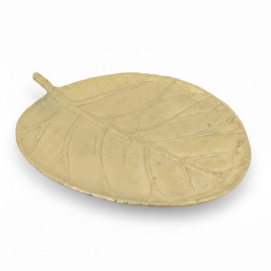 Decoratieve goudkleurige metalen schaal in de vorm van een blad met realistische nerven en lichte schaduwwerking, Rimisa.