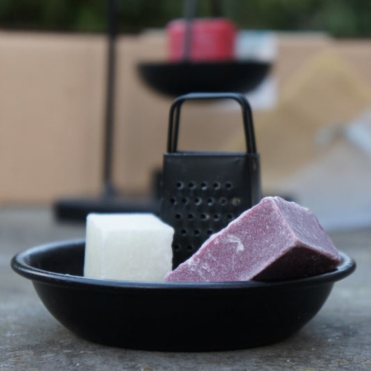 Zwart metalen schaaltje voor amberblokjes inclusief een zwarte mini rasp en twee geurblokjes in wit en paars - Rimisa