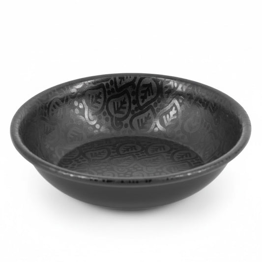 Rond metalen schaaltje in zwart met subtiel bladmotief voor amberblokjes op een witte achtergrond met lichte schaduw - Rimisa