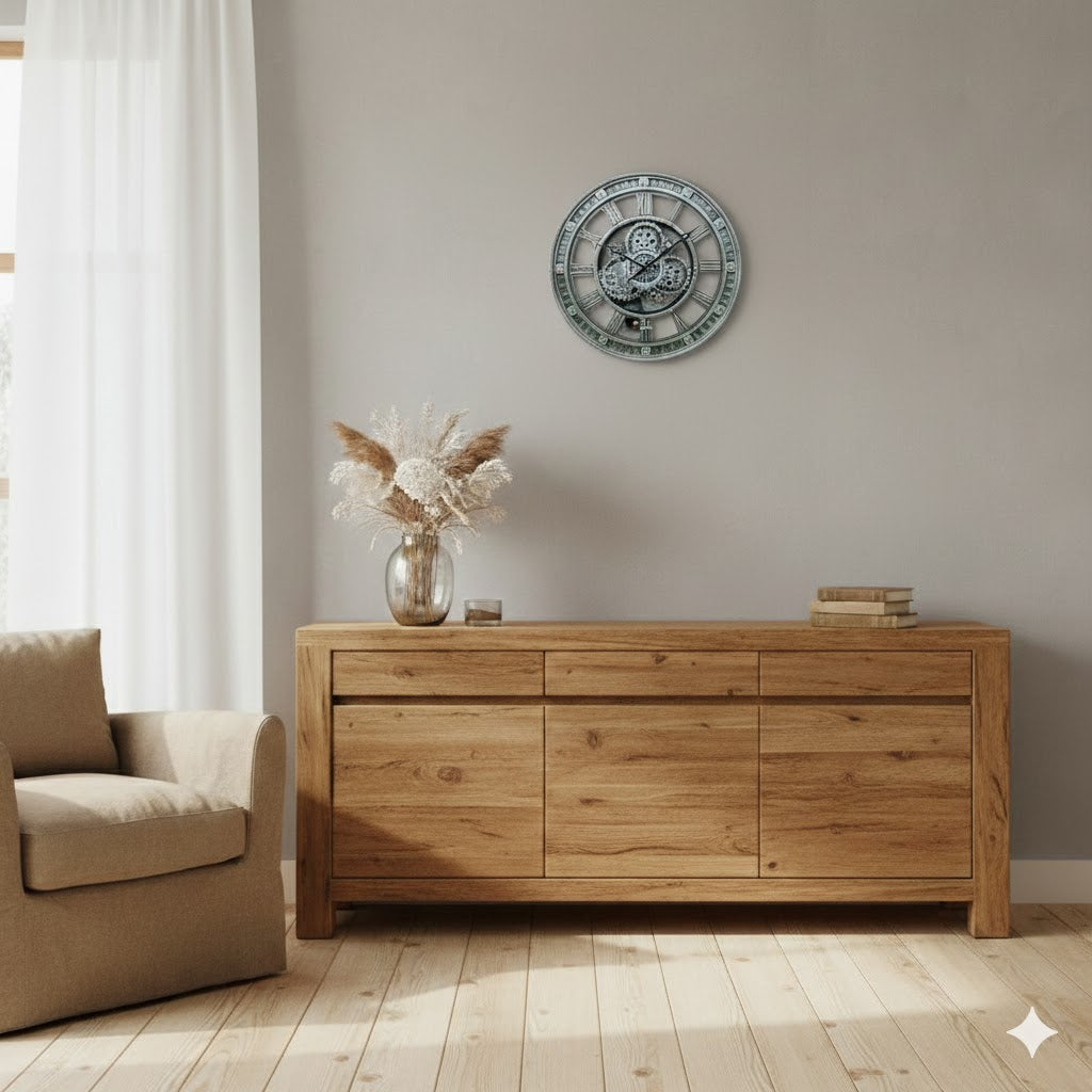 Modern landelijk interieur met een eikenhouten dressoir en een zandkleurige fauteuil waarbij de kleine industriële radarklok Nora van 46cm als sfeervol accent aan de muur hangt rimisa