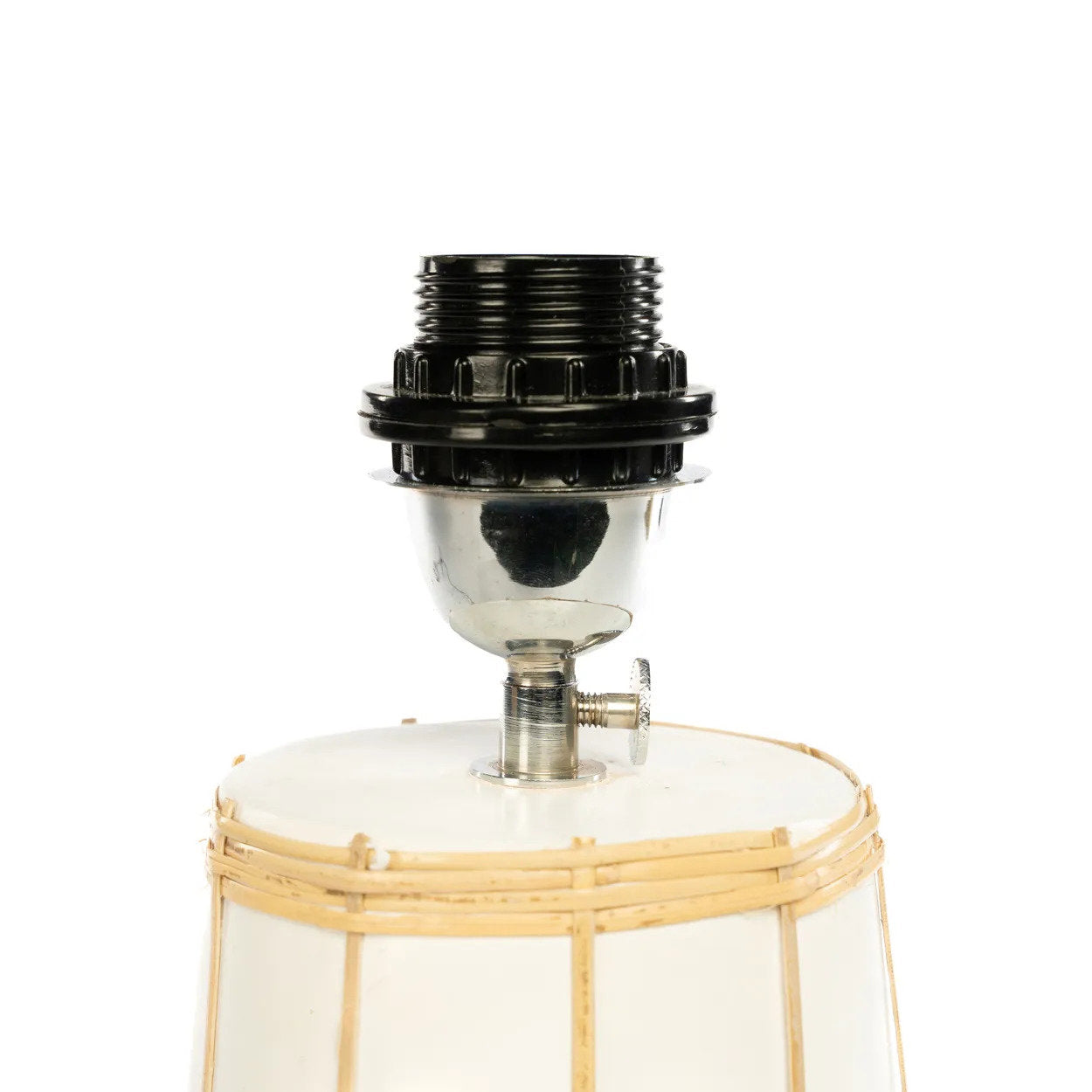 Detailweergave van de zwarte fitting en de bovenzijde van de terracotta voet van de Molokai tafellamp.