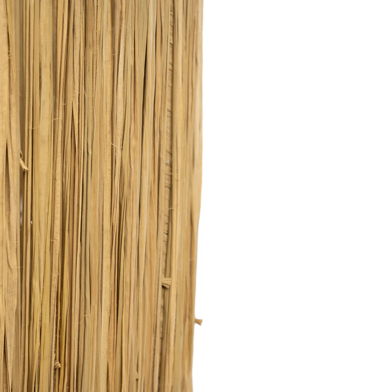 Close-up van de cilindervormige lampenkap van de Molokai tafellamp, gemaakt van verticaal geweven naturel gras