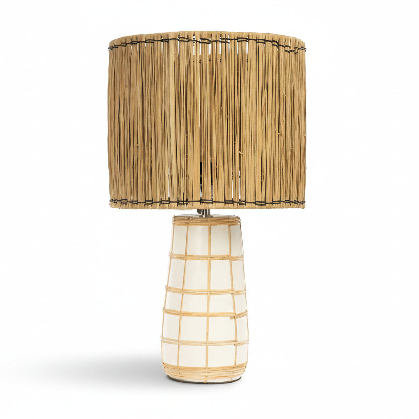 Molokai tafellamp van 51 cm hoog met een wit geblokte terracotta voet en een natuurlijke lampenkap van gedroogd gras.