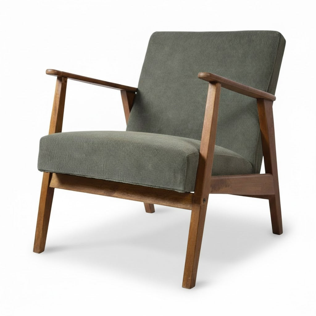 Luxe olijfgroene retro fauteuil van Mooss met jaren 60 design en houten frame in een stijlvol interieur van rimisa