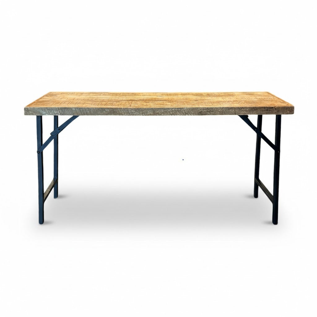 Handgemaakte opklapbare wandtafel van robuust mangohout en zwart metaal van het merk by Mooss, een ruimtebesparende en sfeervolle toevoeging aan een industrieel interieur rimisa