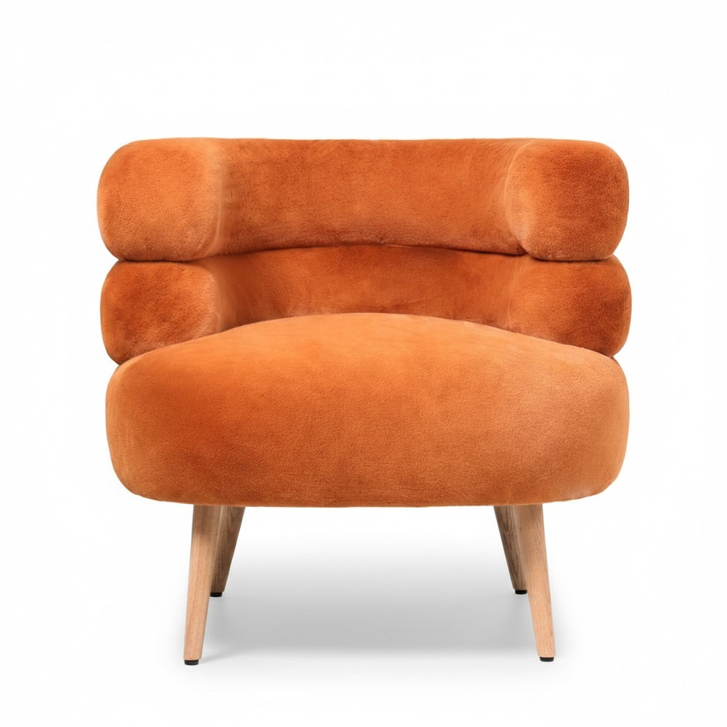 Luxe oranje teddy fauteuil met een modern gebogen ontwerp en houten poten op een witte achtergrond - Rimisa