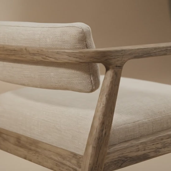 Moderne eetkamerstoel met een robuust houten frame en een comfortabele beige stoffen zitting voor een sfeervol interieur Japandi of wabi sabi - Rimisa