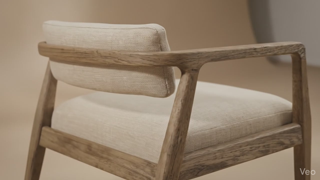 Moderne eetkamerstoel met een robuust houten frame en een comfortabele beige stoffen zitting voor een sfeervol interieur Japandi of wabi sabi - Rimisa