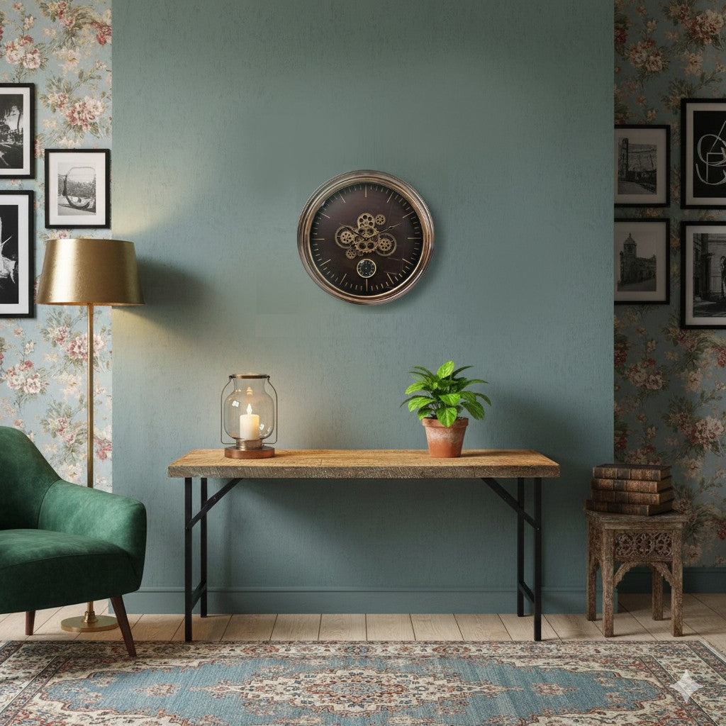 Gouden radarklok Budapest met zichtbare tandwielen en ingebouwde thermometer boven een houten sidetable in een sfeervol interieur van Rimisa.