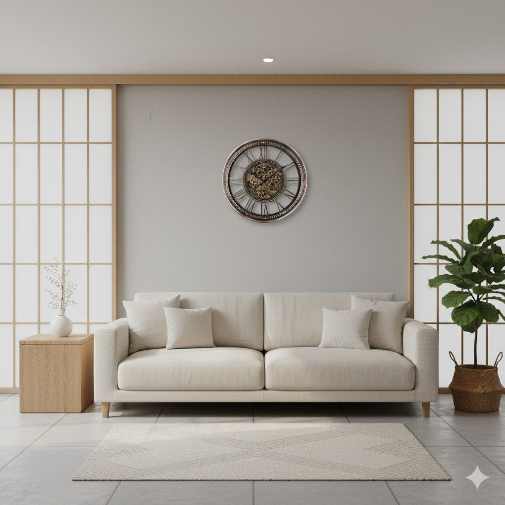 De gouden radarklok California als blikvanger aan een donkere wand in een modern industrieel interieur van rimisa