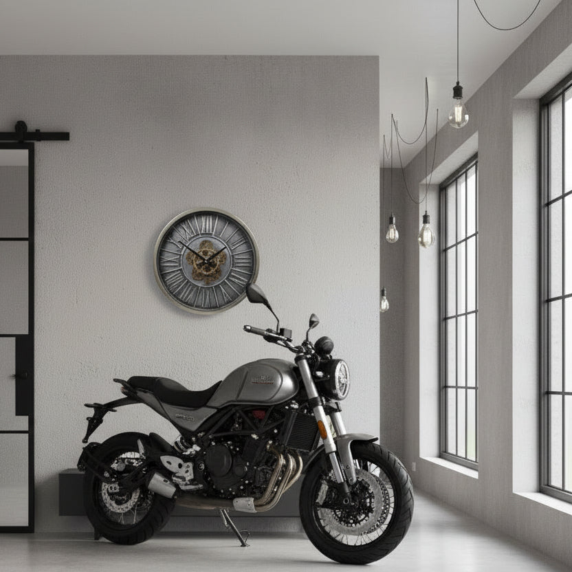 Industriële radarklok Hamburg S aan een grijze wand in een minimalistische loft met een Benelli motorfiets en grote raampartijen van rimisa