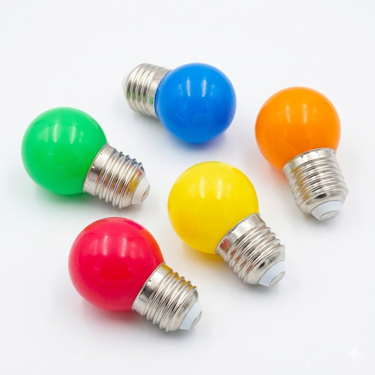 Vrijstaande productfoto van een set van vijf Rimisa E27 gekleurde prikkabel ledlampen (rood, geel, groen, blauw, oranje) speels en willekeurig neergelegd op een witte achtergrond, met subtiele contactschaduwen. De 1W polycarbonaat kappen zijn bestand tegen stoten.