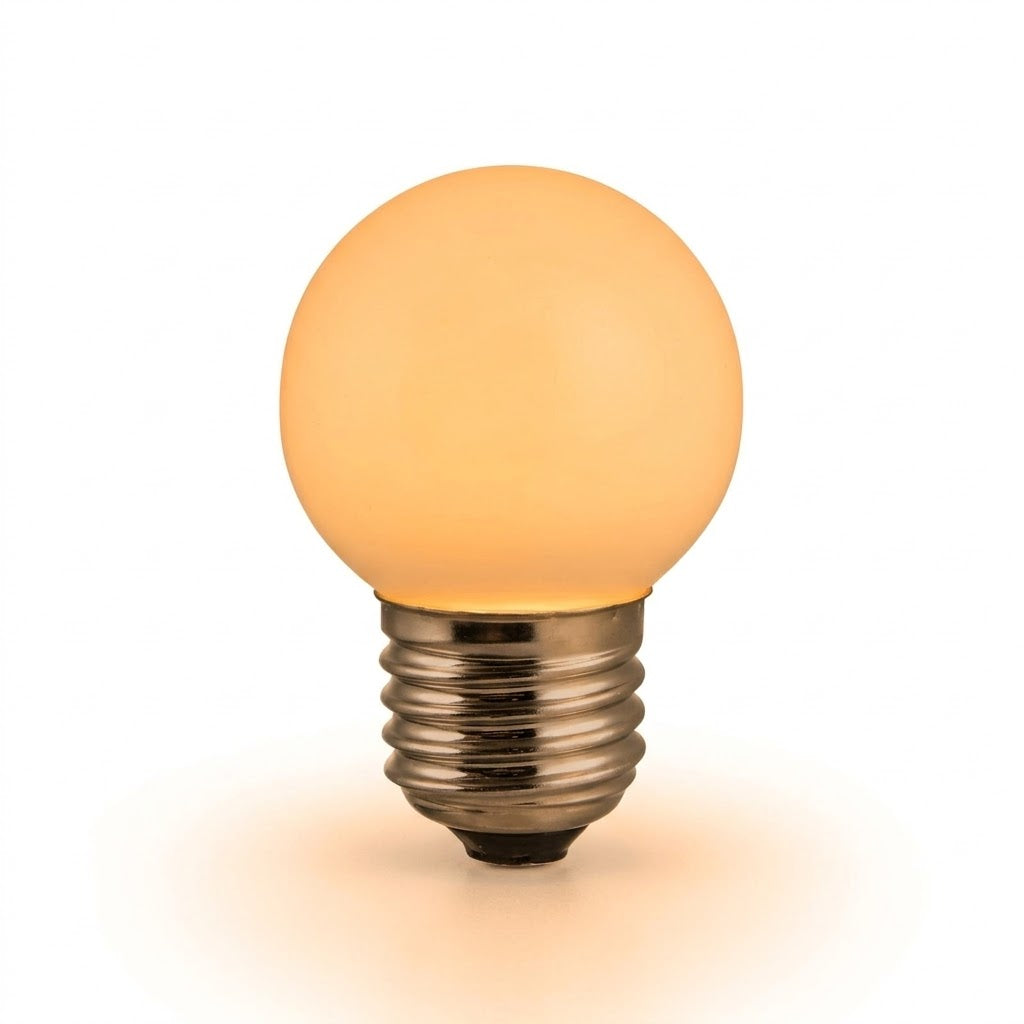 Vrijstaande Rimisa kogel prikkabel lamp (2000K variant) op een witte studio-achtergrond, brandend met een zeer warme oranje gloed.