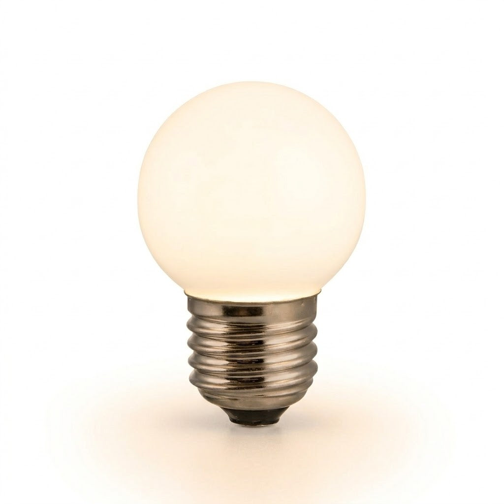 Vrijstaande Rimisa kogel prikkabel lamp (2650K variant) op een witte studio-achtergrond, brandend met een helderdere warm-witte gloed
