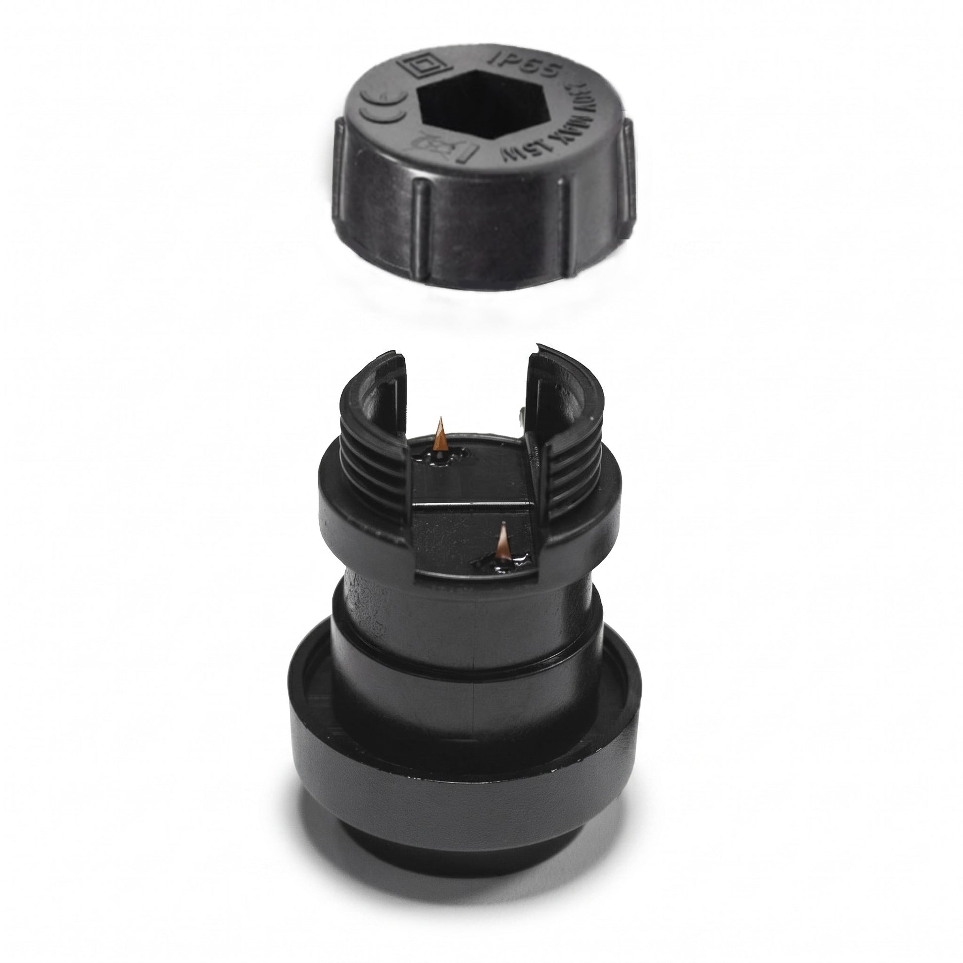 Een gedetailleerde, haarscherpe foto van een zwarte, losse E27 fitting voor prikkabels van Rimisa, getoond in een exploded view. De fitting zelf heeft schroefdraad en koperen prikpinnen, en direct daarboven zweeft de inbusdop met een afdichtring. De technische markeringen zoals IP65 en CE-markering op de inbusdop zijn duidelijk zichtbaar tegen een zuivere witte achtergrond.