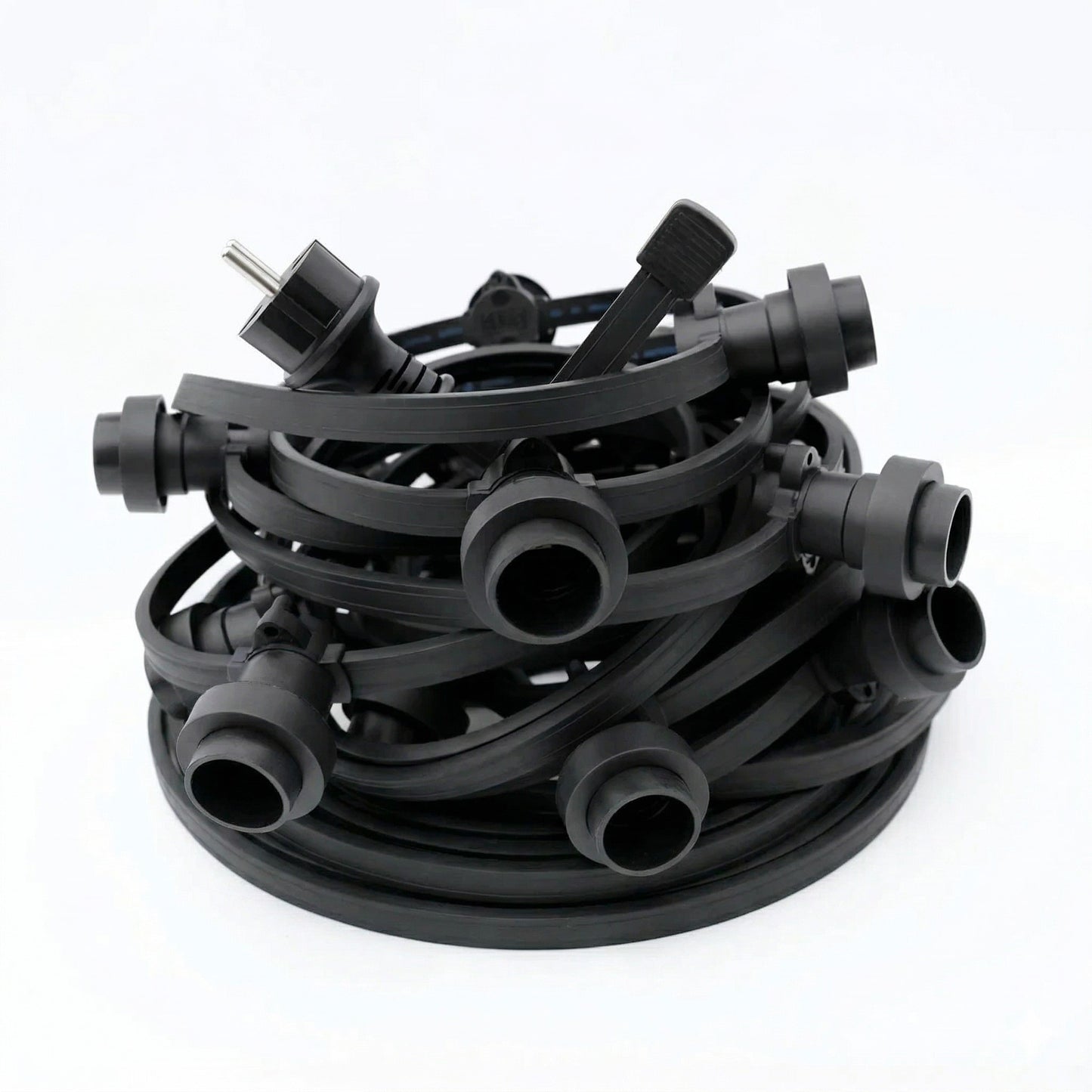 Een volle, substantiële bos zwarte Rimisa prikkabel van 25 meter op een schone, witte achtergrond. De kabel is dicht opgerold, wat zorgt voor een zichtbaar volle bos, compleet met een hogere dichtheid aan zwarte fittingen en de aangegoten stekker.