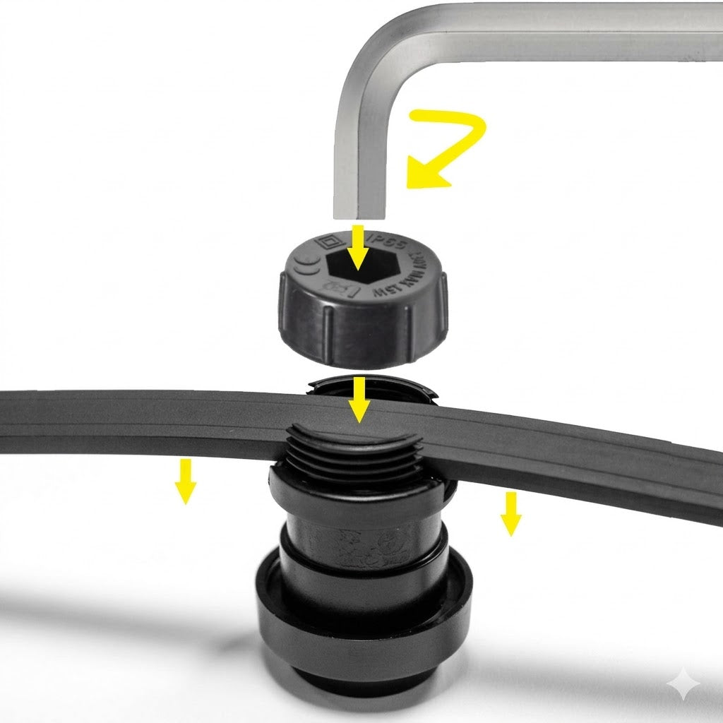 Een gedetailleerde, haarscherpe montagefoto van een zwarte Rimisa E27 prikkabel fitting. Een exploded view toont de fitting met de losse moer en de vlakke zwarte prikkabel, waarbij gele pijlen en een haarscherpe inbussleutel de stappen voor het vastdraaien van de inbusdop en het klemmen van de kabel visualiseren. Geleverd op een zuivere witte achtergrond met natuurlijke, zachte contactschaduwen.