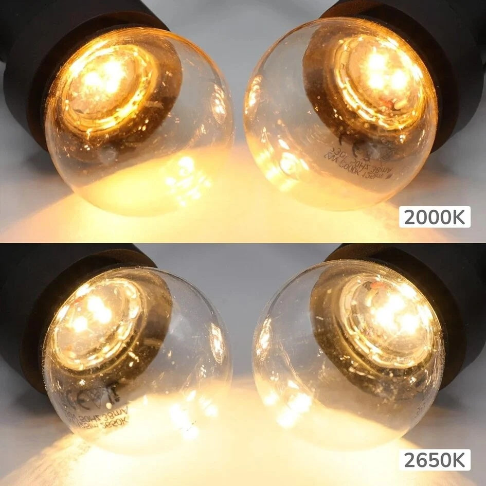 Een gedetailleerde vergelijkingsfoto van de Rimisa G40 prikkabel LED-lamp  met onbreekbare polycarbonaat bol. De afbeelding toont aan dat de lamp leverbaar is in twee verschillende kleurtemperaturen: een rustgevende, kaarslicht-achtige 2000K en een uitnodigende, warmwitte 2650K. Beide varianten zijn afgebeeld in een brandende staat en gemarkeerd met hun specifieke K-waarde.