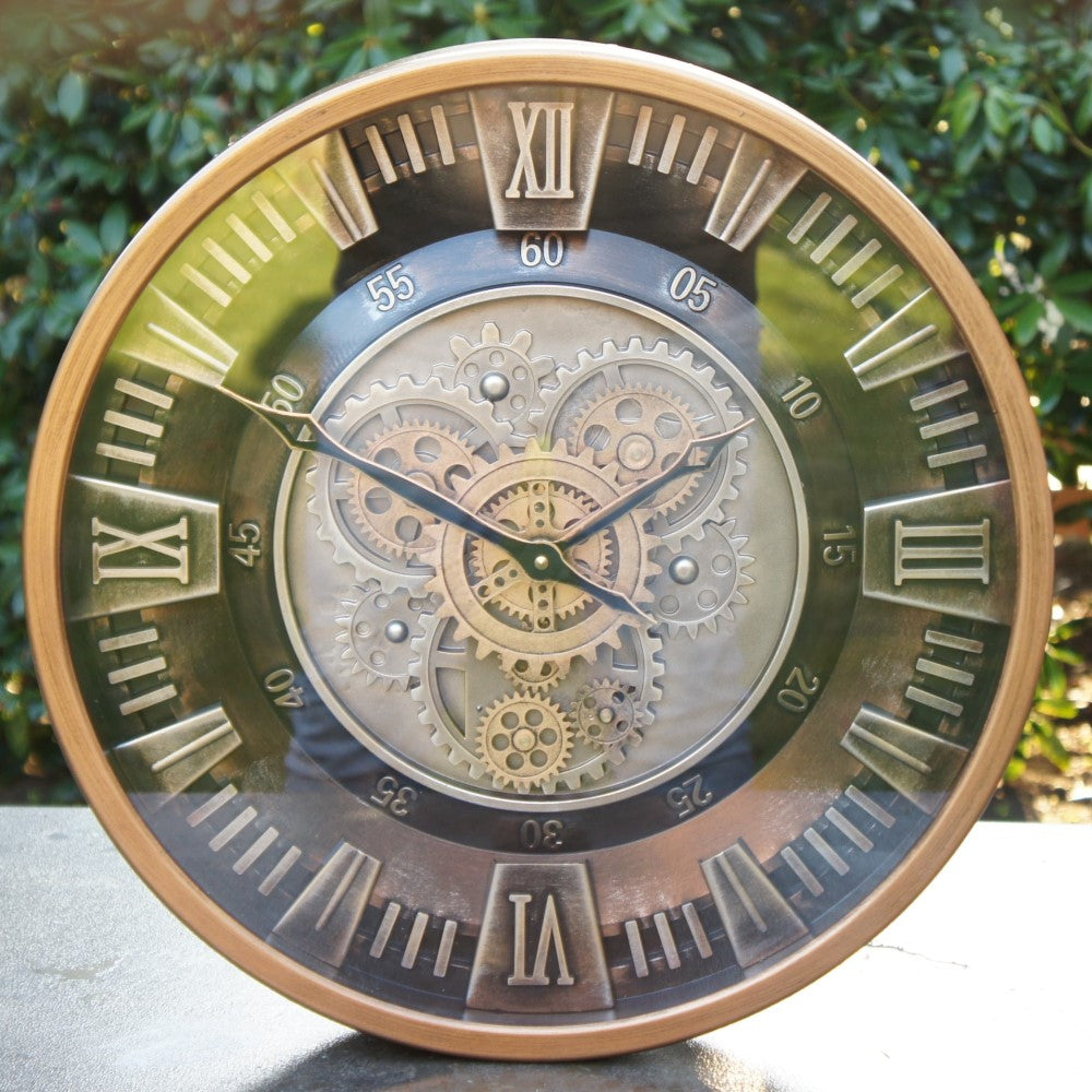 Close-up van de bronzen radarklok Misty met zichtbaar mechanisme geplaatst in een natuurlijke omgeving van rimisa