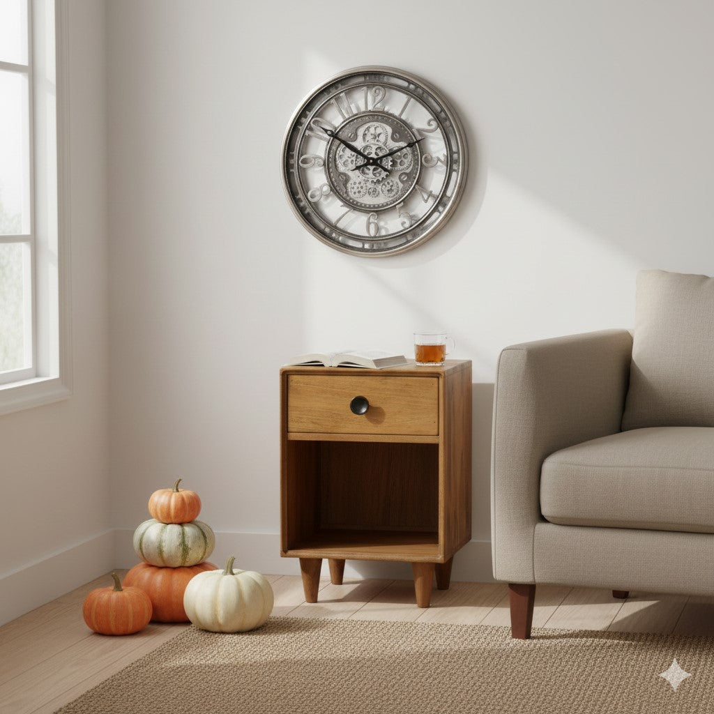 Sfeerfoto van de Levi radarklok in een licht interieur boven een eikenhouten kastje met decoratieve pompoenen.