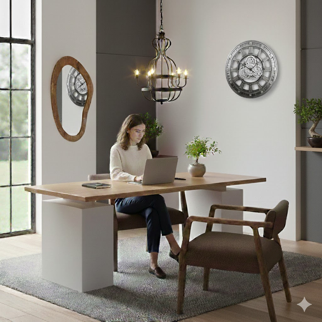 Stijlvolle thuiswerkplek voor een advocaat met een houten bureau, een bruine Japandi armstoel en een zilveren industriële wandklok van 46 cm aan de muur - Rimisa
