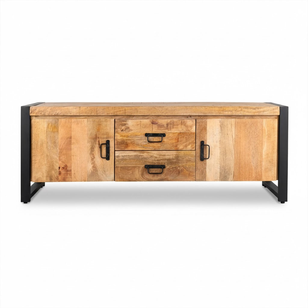 Industrieel TV-meubel Britt van 150 cm breed, vervaardigd uit warm mangohout met een zwart metalen frame en subtiele schaduw voor een realistisch effect op een witte achtergrond.
