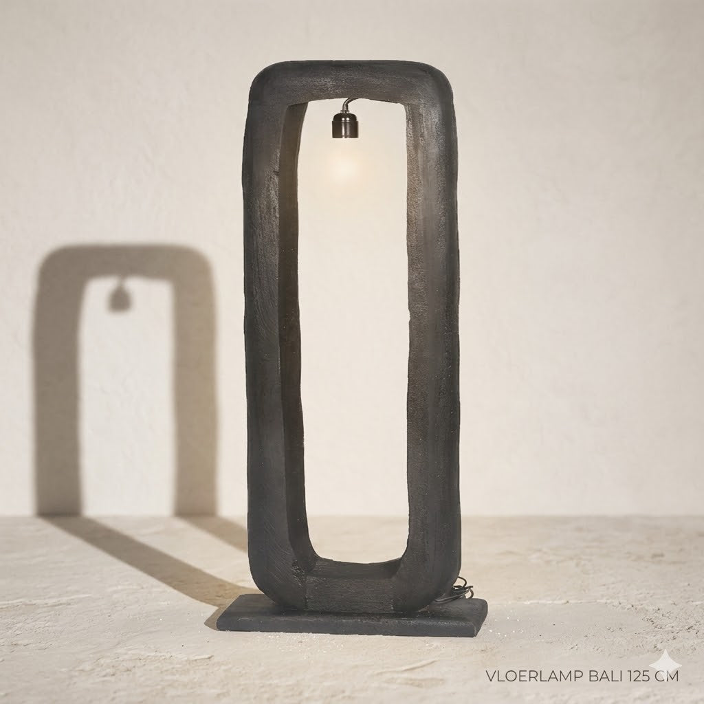 Vloerlamp Bali 125cm van By Mooss in een sfeervolle setting met zachte schaduwval Rimisa