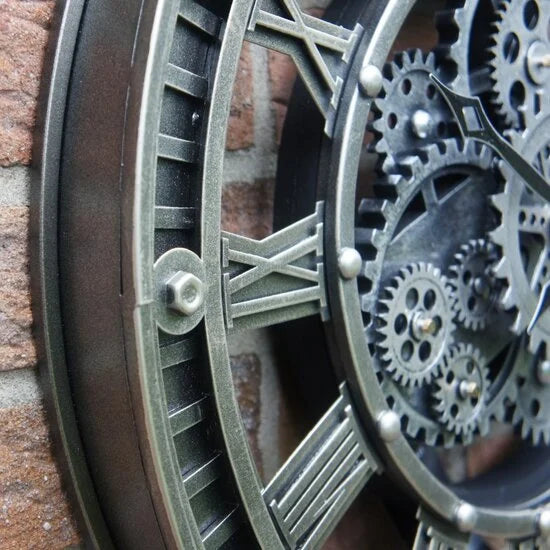 Zijaanzicht van de industriële wandklok Nora waarin de diepte van het metalen frame en de Romeinse cijfers zichtbaar zijn rimisa.