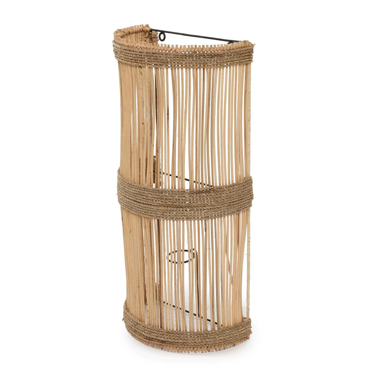 Zijaanzicht van de handgemaakte Jalal Applique muurlamp in naturel rotan met een stevig zwart metalen ophangsysteem van Rimisa.