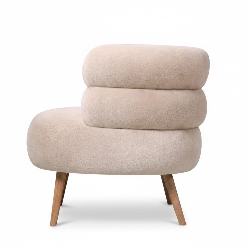 Zijaanzicht van de Luxe beige teddy fauteuil met een uniek gestapeld rugontwerp en schuine houten poten van Rimisa.