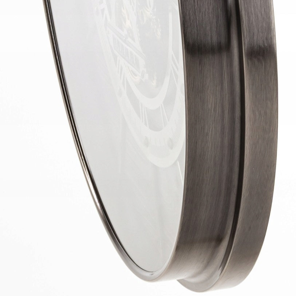 Detailopname van de robuuste metalen zijkant en glazen afdekplaat van radarklok Wabi met een geborstelde brons-antraciet finish rimisa
